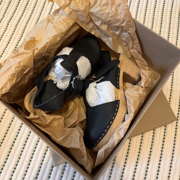 Black Leather Size 7 Swedish Clogs T-Bar - Picture 5 of 5